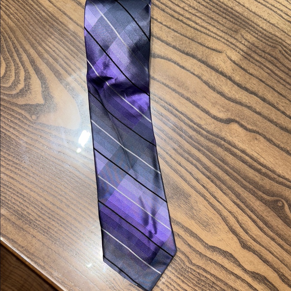 Calvin Klein Men's Tie in Purple and Black Stripes 100% silk
